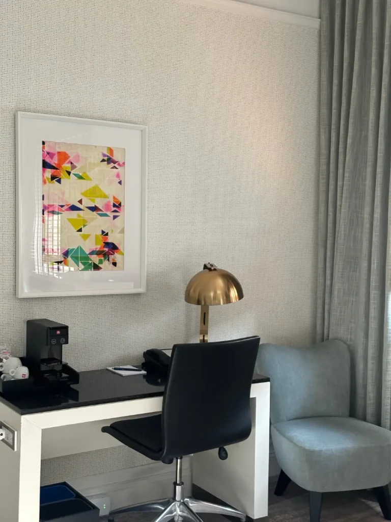 Galleria Park Hotel - desk space